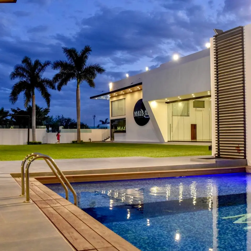 Alberca iluminada de noche