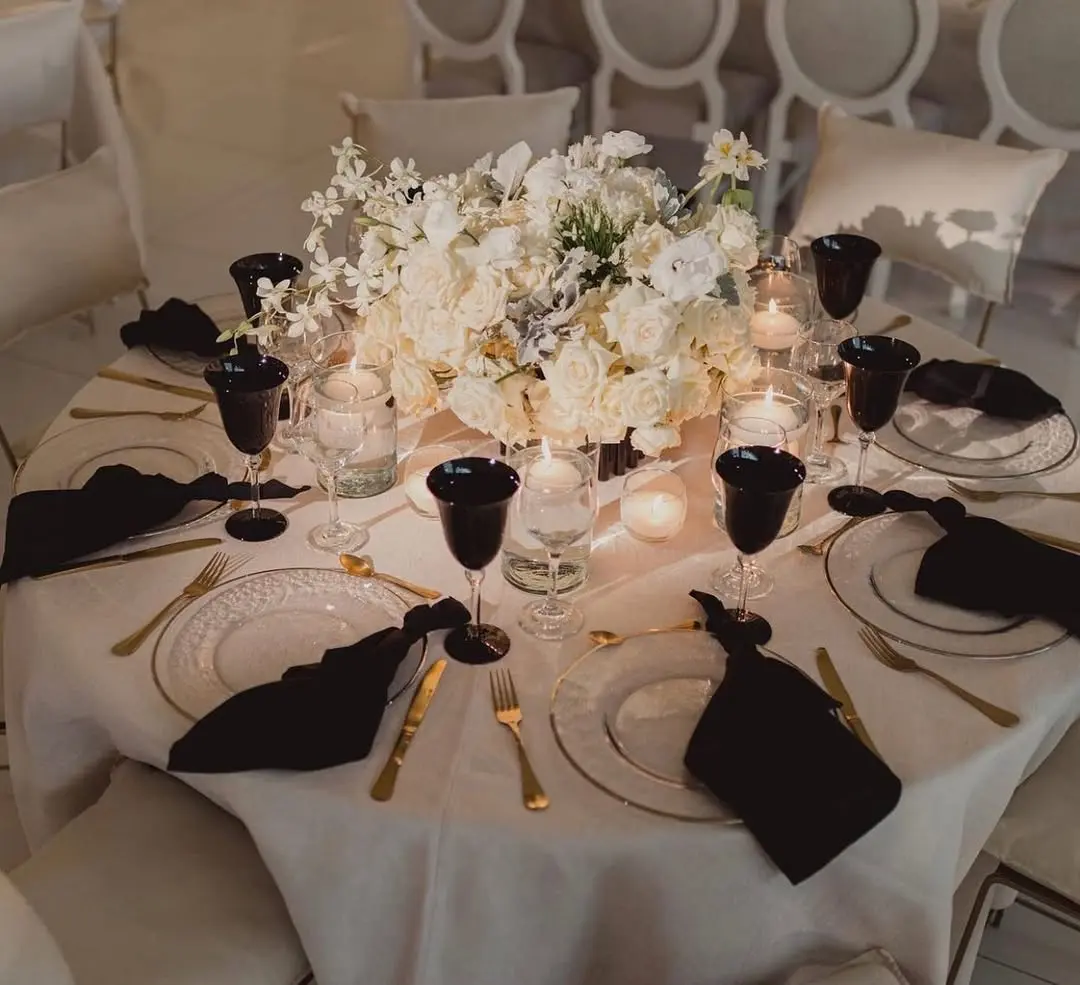 Mesa decorada con temática blanca para boda elegante