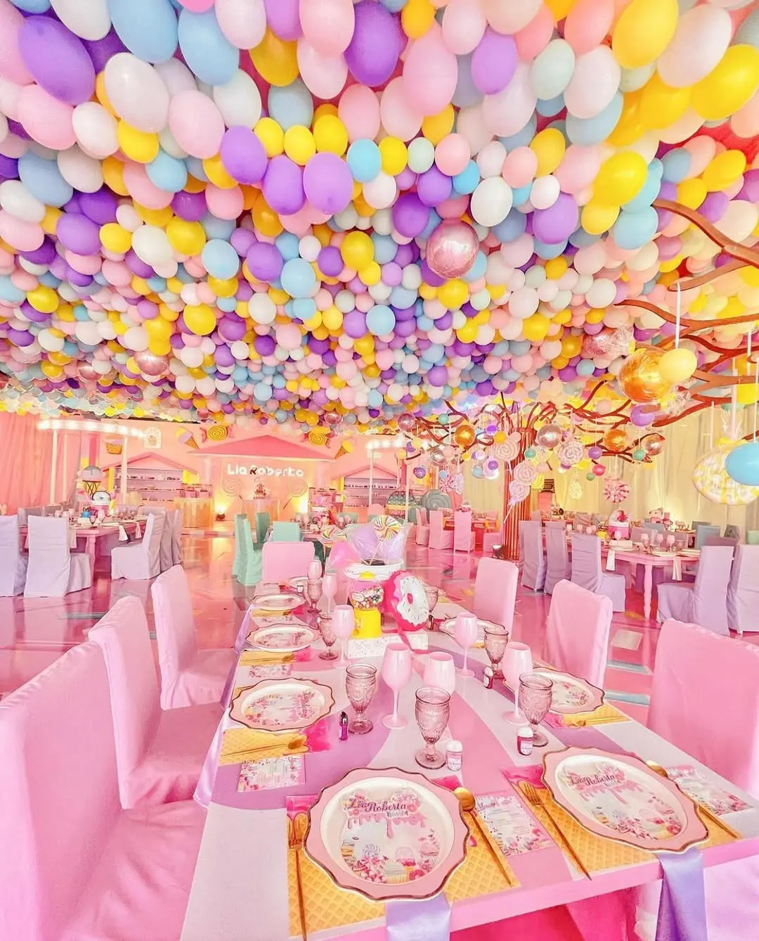 Evento especial con mesas decoradas coloridas